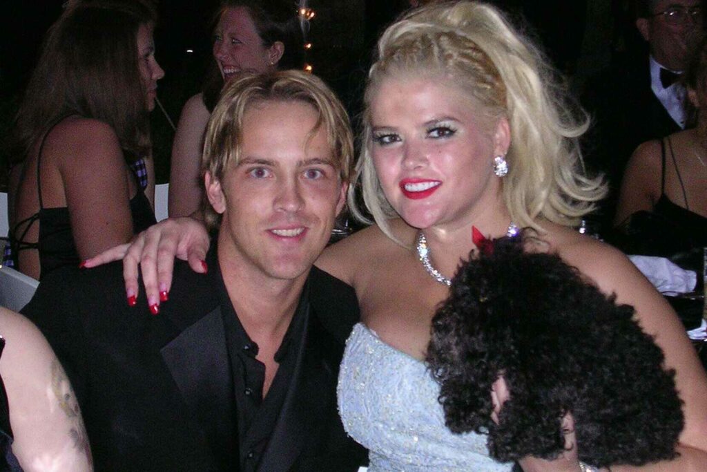 Did Anna Nicole Smith Actually Killed Herself? 